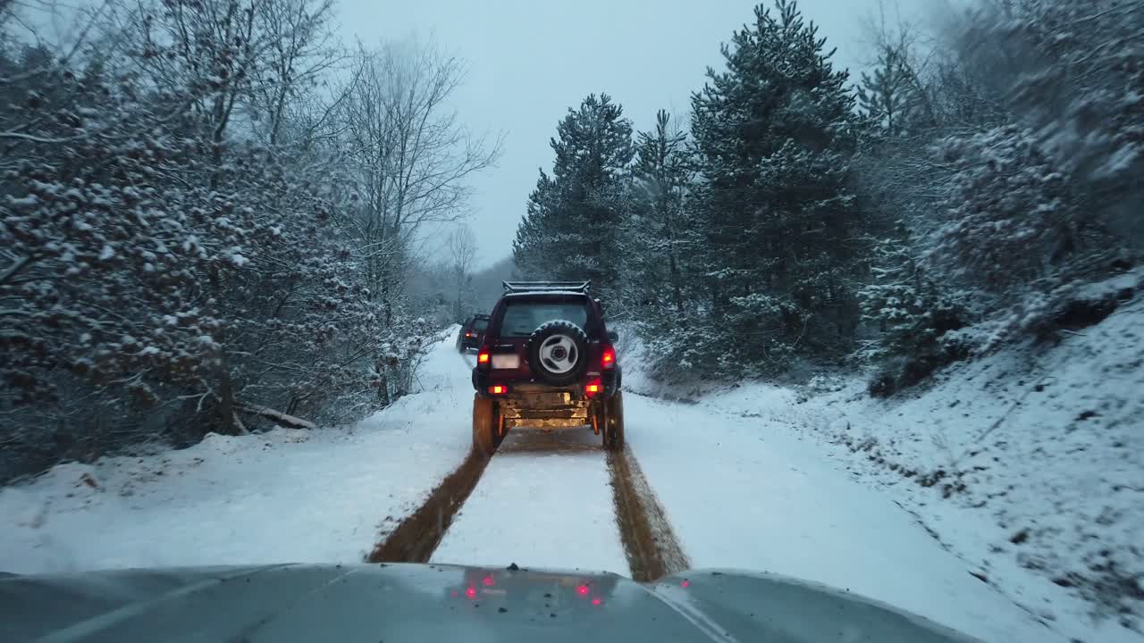 coches todoterreno conducción en invierno en una carretera nevada