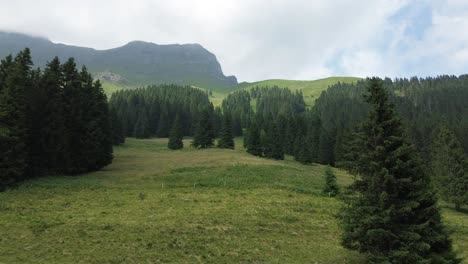 Las-Casas-De-Montaña-En-Fiumenero-Son-El-Destino-Perfecto-Para-El-Invierno,-Italia-Me-Encanta-Tu