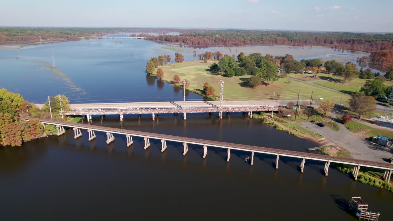 Video aereo del ponte levatoio storico di Caddo Lake sul lato della Louisiana. La telecamera si avvicina al ponte levatoio da un'altezza media