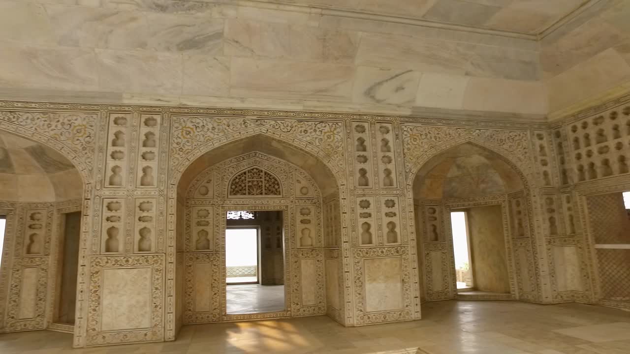 el shish mahal, también conocido como el palacio de cristal en el fuerte de agra, india, con sus revestimientos de mármol y piedra.