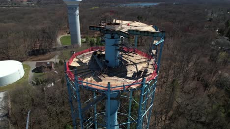 una vista aérea de una torre de agua en el proceso de ser desmantelada en un día soleado en long island, nueva york