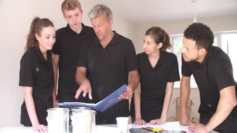 equipo de decoración de interiores en discusión antes de comenzar el trabajo