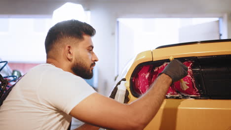 detalles de automóviles en el garaje