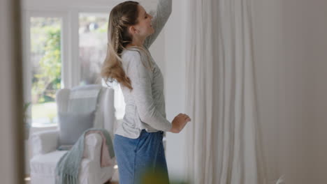 mujer joven feliz bailando en casa celebrando el fin de semana divirtiéndose bailando en el dormitorio usando pijama por la mañana disfrutando del nuevo día 4k