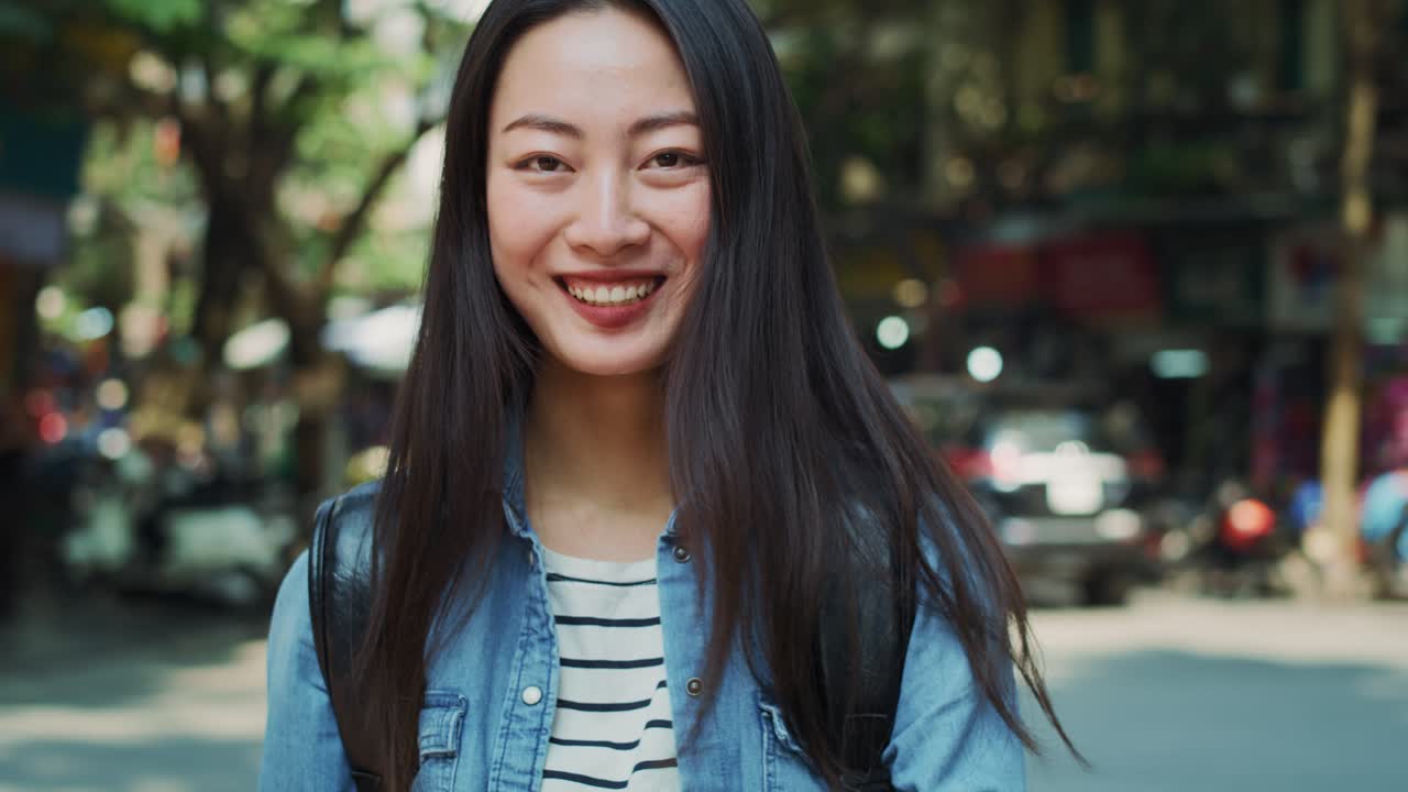 배 ⁇  을 들고 여행 하는 베트남 여자 의  ⁇ 드헬드 전망