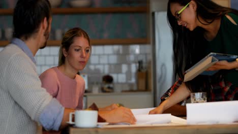 colegas de negocios interactuando entre sí en el escritorio 4k