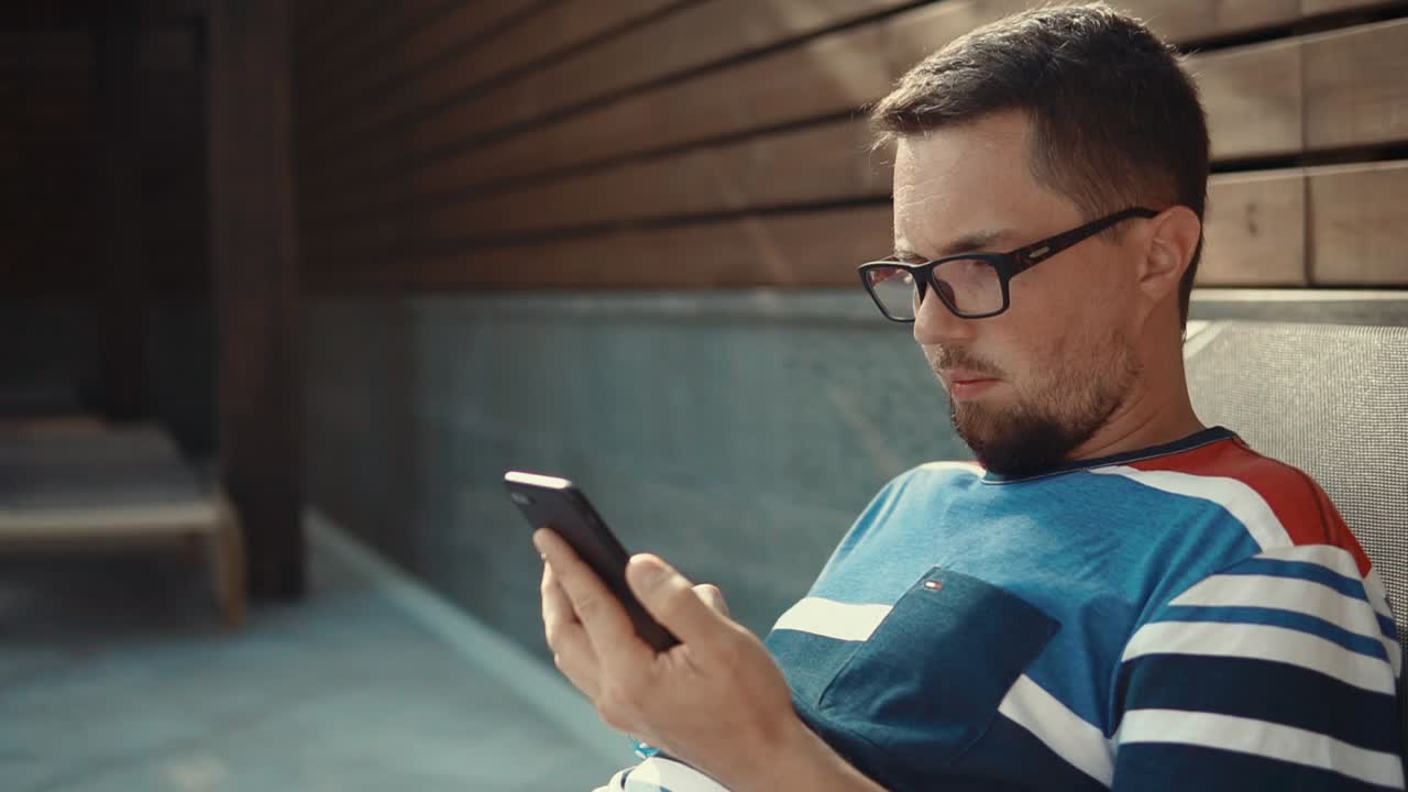 hombre usando un teléfono inteligente al aire libre