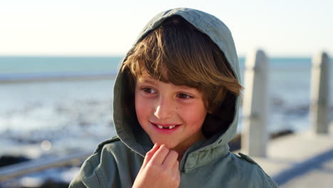 Niño-Feliz-Niño,-Playa-Y-Cara-Con-Sonrisa