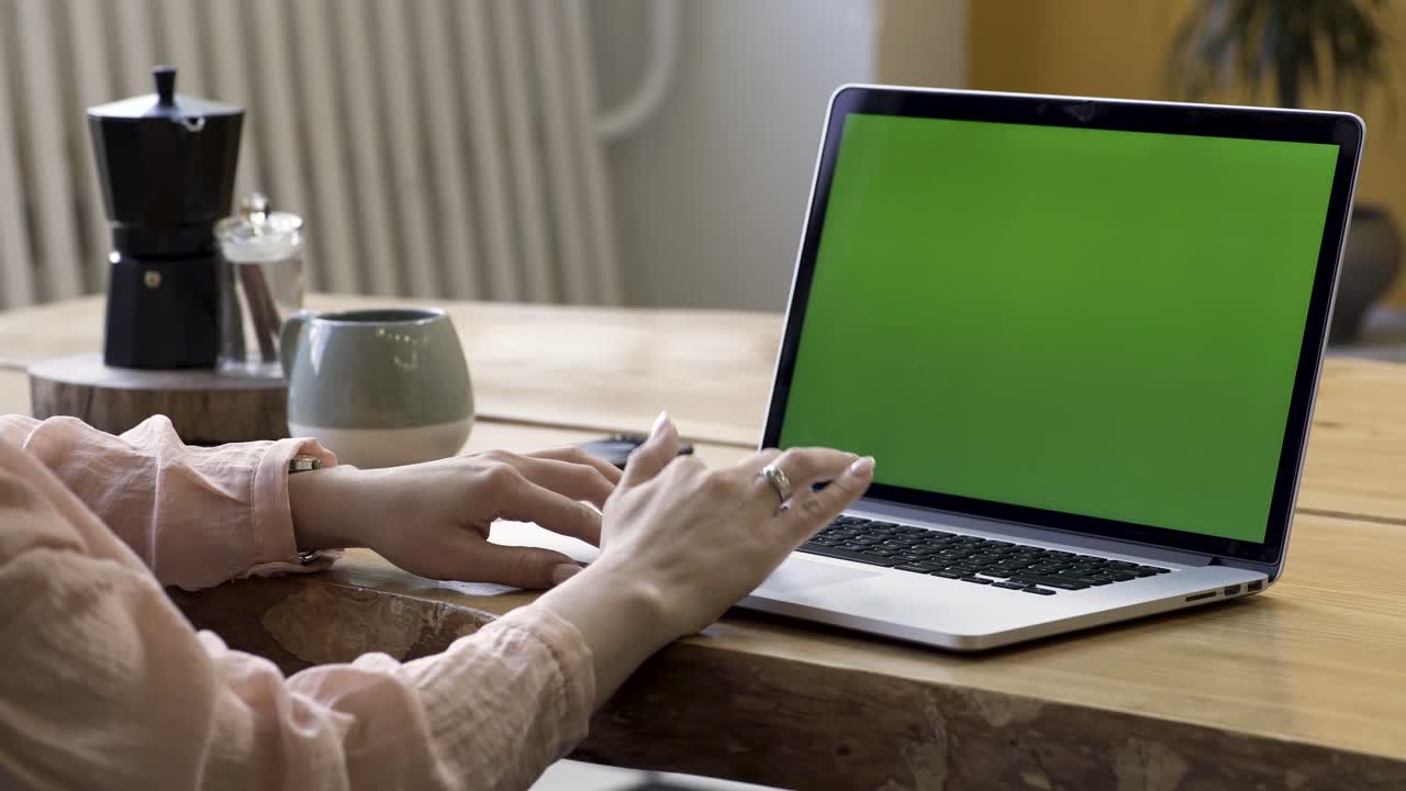 mujer trabajando en la computadora portátil en casa