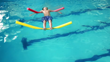 Lindo-Niño-Flotando-En-La-Piscina