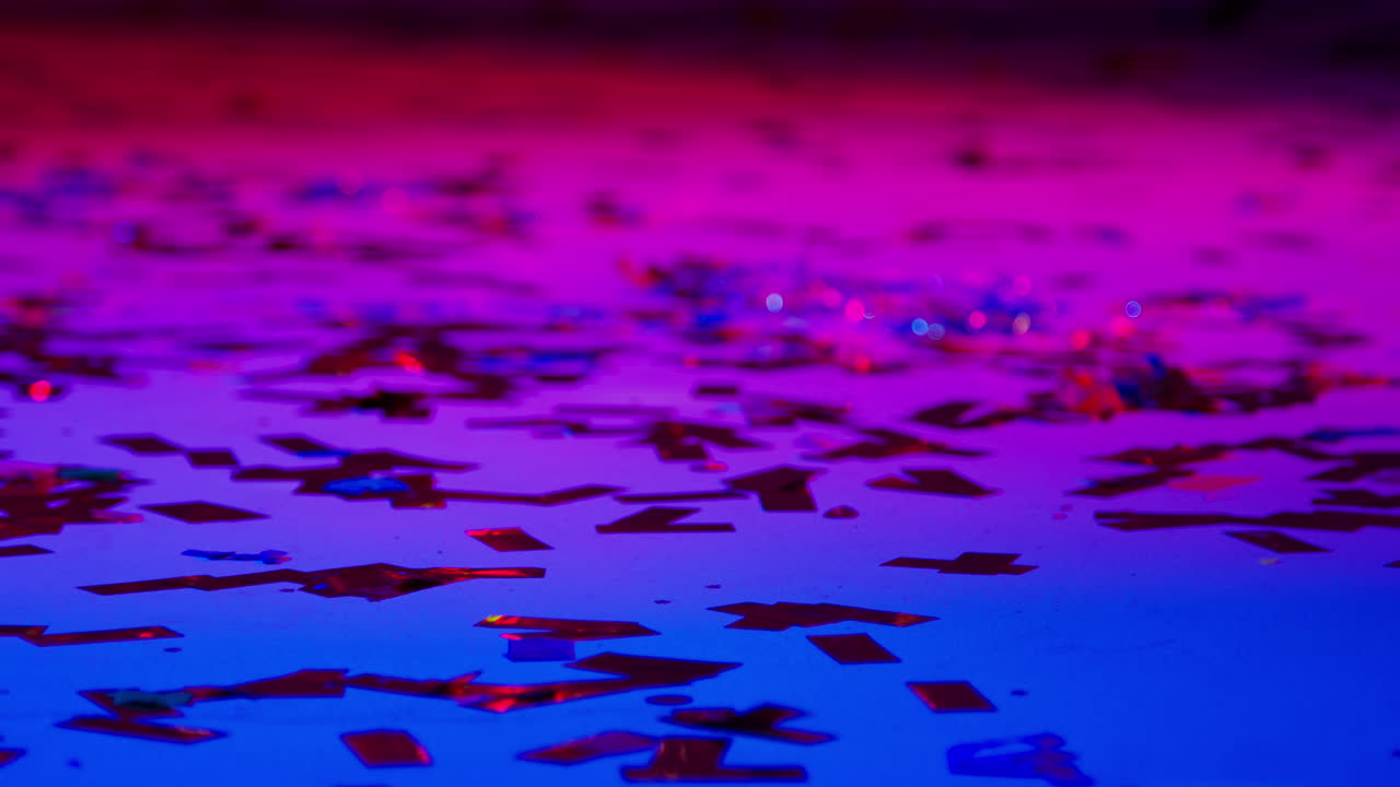 close up de confeti espumoso en el piso de un bar nocturno o discoteca con iluminación estroboscópica intermitente 2
