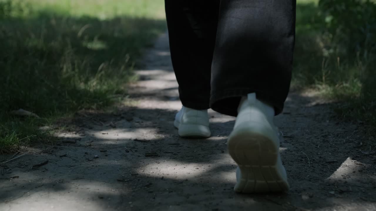 숲 근처의 거리에서 기타를 들고 는 젊은 남자