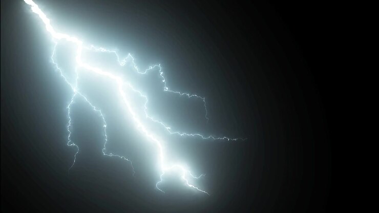 Fulmini elettrici luminosi che lampeggiano su sfondo scuro