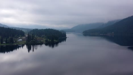 Vista-De-Drones-De-La-Pintoresca-Autopista-97-Y-El-Lago-Mcleese-En-Columbia-Británica