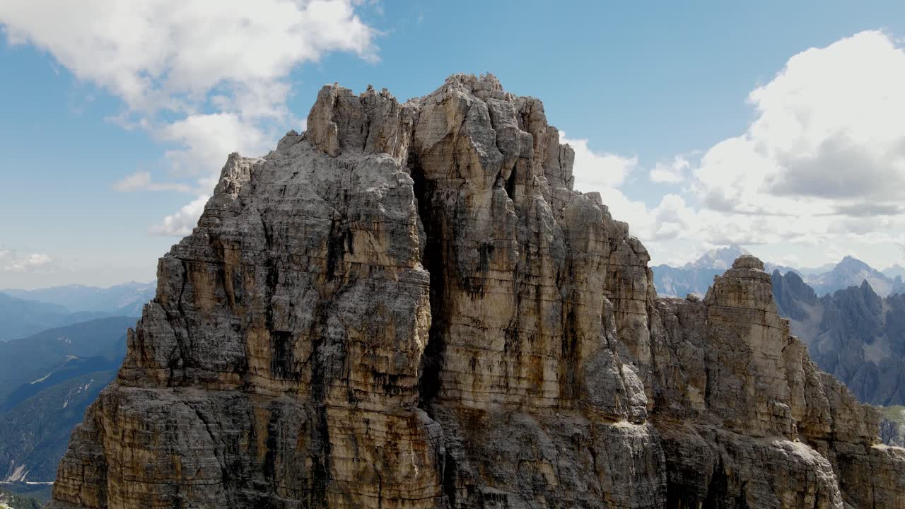 Viste aeree delle Tre Cime di Lavaredo nelle Dolomiti italiane-3