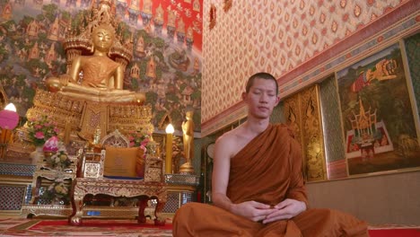 Die-Mönche-Meditierten-In-Der-Kirche-Mit-Ruhigen-Und-Schönen-Kunst--Und-Buddhabildern