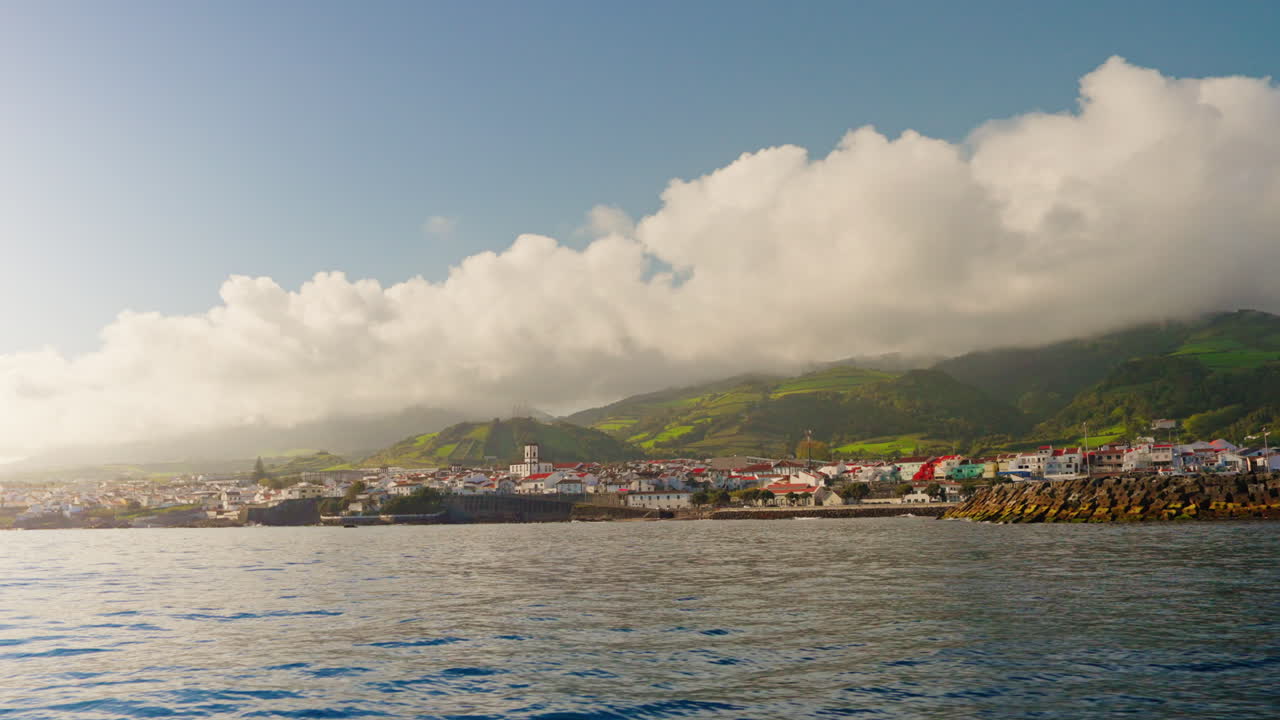 pintoresca vista desde el barco de la hermosa ciudad local de vila franco do campo, isla de sao miguel, azores - portugal