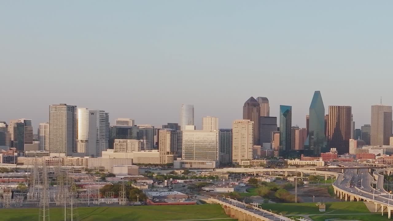 Vista do horizonte da cidade do alto do centro de Dallas, Texas, em um dia claro