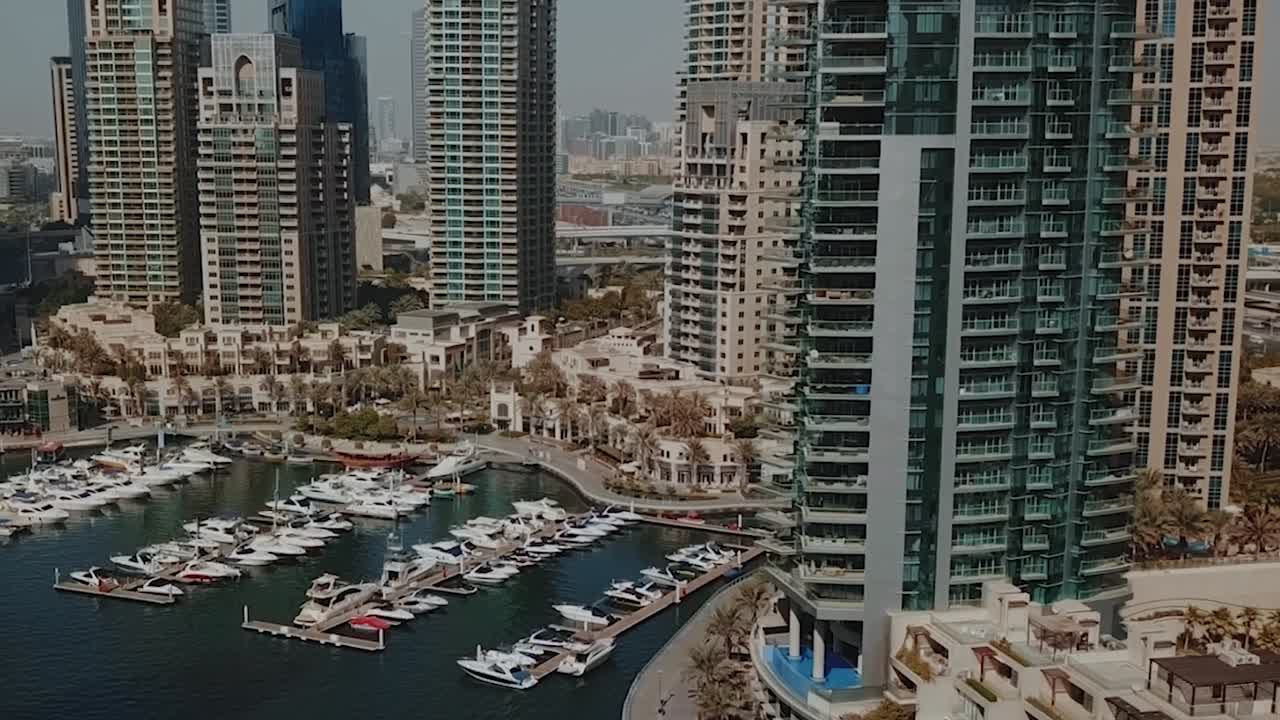 Skyline di Dubai Marina e porto per yacht