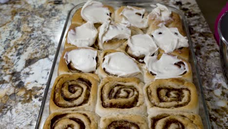 Glasur-Hausgemachte-Zimtschnecken-Mit-Frischkäse-Frosting