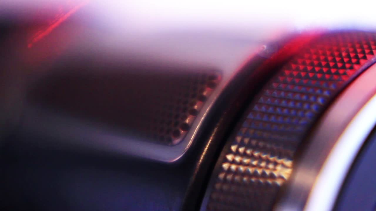 primer plano macro de los anillos de ajuste de la lente de la cámara de video-3