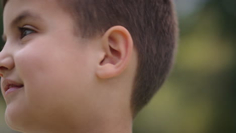 niño pequeño jugando con un avión de juguete niño feliz mirando al cielo imaginando la libertad de viajar divirtiéndose al aire libre en un parque soleado disfrutando de la infancia