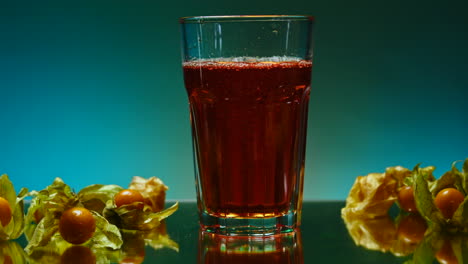 jugo de grosella en vaso
