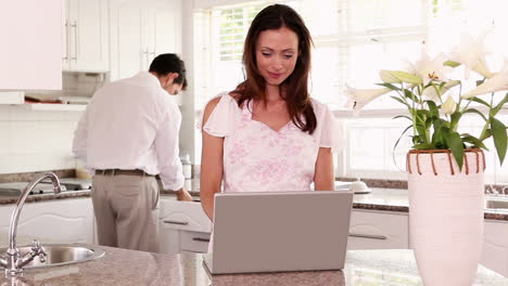 Hübsche-Frau-Mit-Laptop-An-Der-Theke