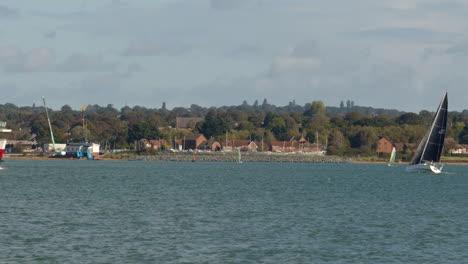 isla de wight ferry embudo rojo pasa a través del marco en el solent southampton con velero y weston en el fondo