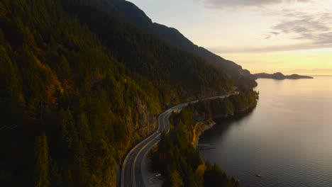 sea to sky hwy en howe sound cerca de horseshoe bay, west vancouver, british columbia, canadá