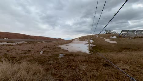 Botellas-De-Licor-Ensucian-El-Paisaje-En-El-Viejo-Oeste-Cerca-De-Una-Carretera-Con-Tráfico-En-Este-Lapso-De-Tiempo-De-1080p