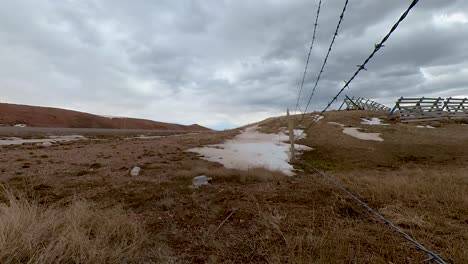 botellas de licor ensucian el paisaje en el viejo oeste cerca de una carretera con tráfico en este lapso de tiempo de 1080p