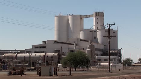 Sugar-refinery-near-Brawley-in-California-USA