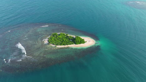 Isla-Aislada-En-La-Naturaleza-Protegida-Del-Parque-Nacional-Morrocoy-En-Venezuela