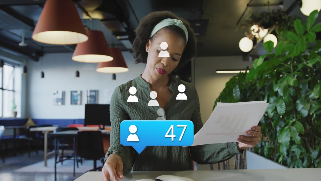 animación del icono del perfil flotando sobre una mujer afroamericana leyendo documentos en la oficina