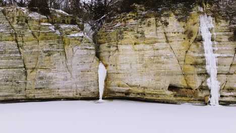 Drohnenaufnahme-Von-Gefrorenen-Wasserfällen-Im-Winter