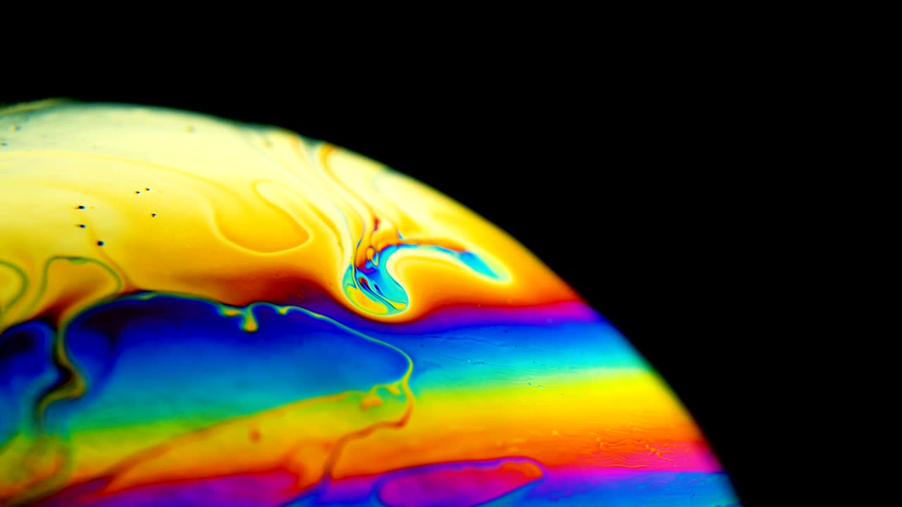 la burbuja de jabón crea una paleta de arco iris colorida y psicodélica con remolinos y olas