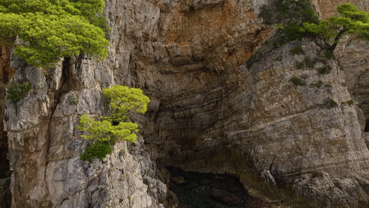 acantilados escarpados y aguas cristalinas de la isla de kalamata en el mar adriático, croacia