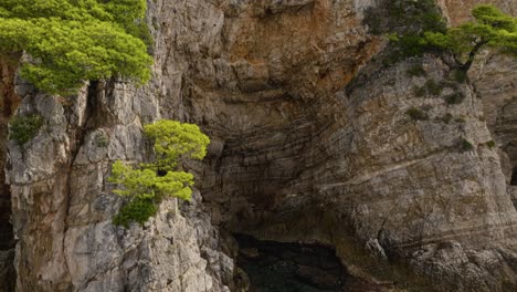 Escarpados-Acantilados-Y-Aguas-Cristalinas-De-La-Isla-De-Kalamota-En-El-Mar-Adriático,-Croacia.