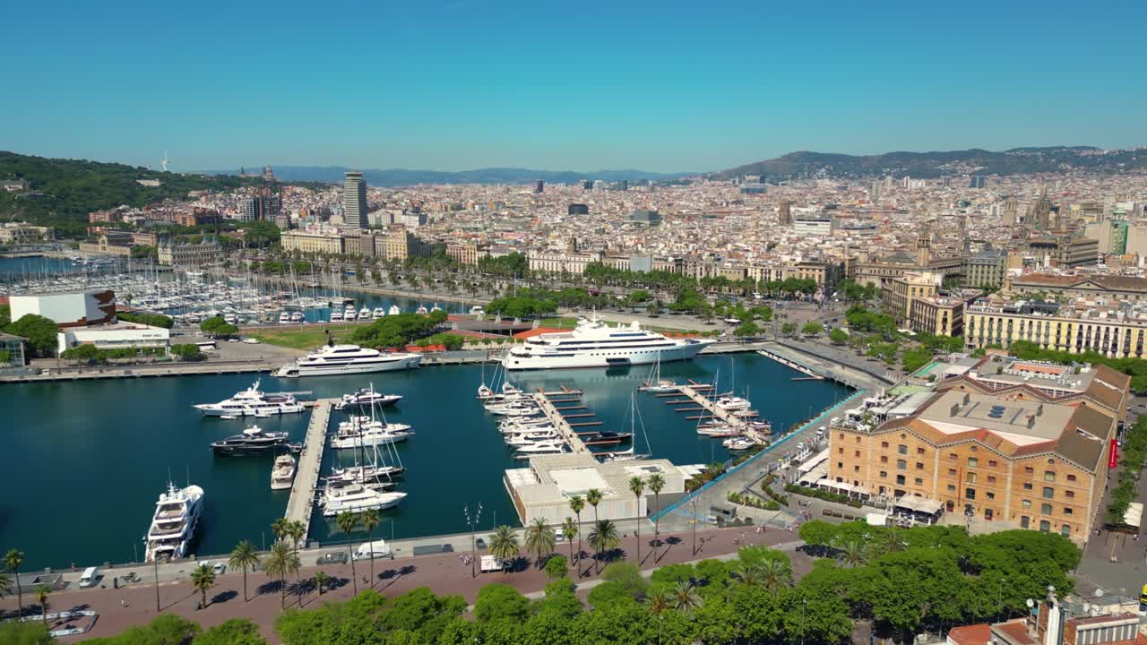 바르셀로나의 고 터와 바르셀라 항구가 은 날에 볼 수 있는 하늘의 풍경 (카탈로니아, 스페인)