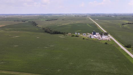 Drohnenvideo-Aus-Der-Luft-Von-Reichen,-Grünen,-Ländlichen,-Landwirtschaftlichen-Ackerland,-Mais-Und-Bohnen-Im-Mittleren-Westen-Von-Iowa