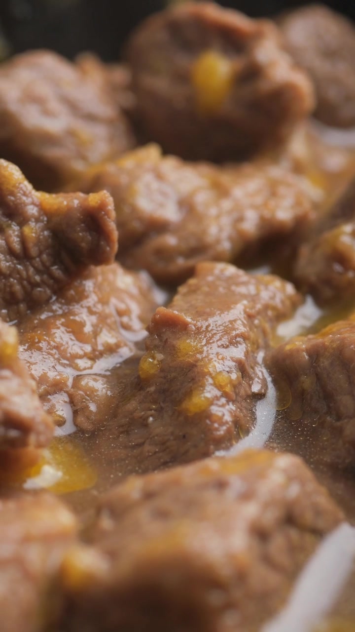 Close-up Potongan Daging Lezat yang Direbus Perlahan dalam Saus Gurih