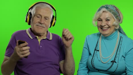 Mature-senior-old-couple-family-grandparents-enjoy-talking,-hugging.-Chroma-key