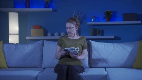 la mujer cobarde que piensa que oye una voz mientras lee un libro.