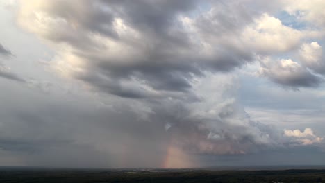 Dramática-Tormenta-En-Time-lapse-Con-Un-Arcoíris