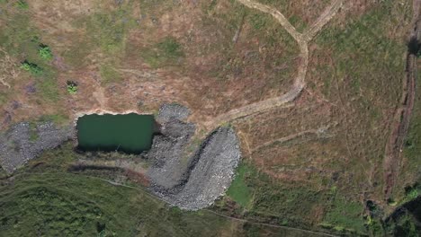 antena: plantación forestal sostenible en un valle con lagos artificiales para regar las plantas en india