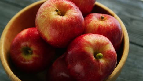 primer plano de manzanas rojas en un tazón