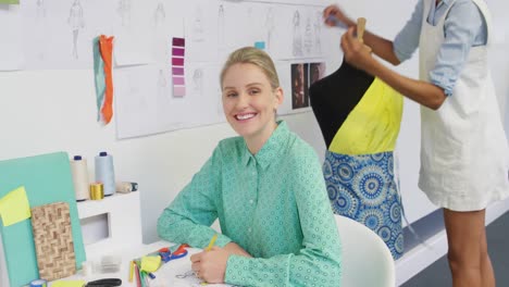 Mujeres-Jóvenes-Que-Trabajan-En-Una-Oficina-Creativa