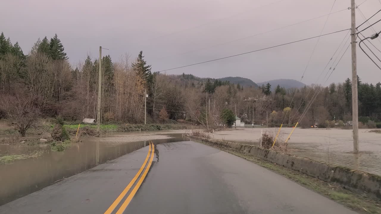 수위 상승으로 강둑이 무너져 시골 도로와 주변 지역 범람