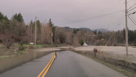 El-Aumento-De-Los-Niveles-De-Agua-Rompió-La-Orilla-Del-Río-Inundando-Un-Camino-Rural-Y-Los-Alrededores